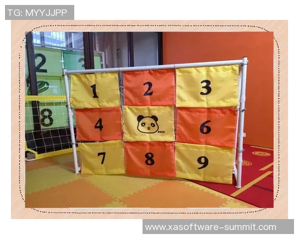 和朋友一起玩趣味互动游戏猜猜是哪位足球球星